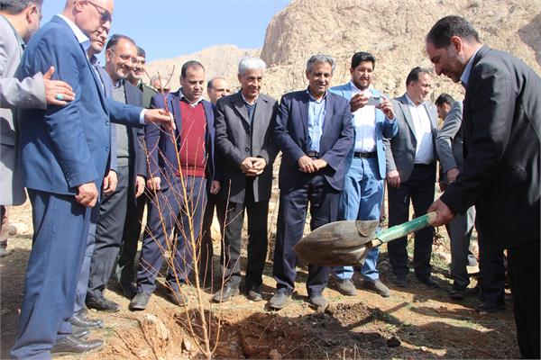 💠جشن بزرگ درختکاری با حضور مسئولان استان ( ریاست دانشگاه علوم پزشکی،  مدیرکل منابع طبیعی،  فرماندار ، ریاست و مدیریت مجتمع بیمارستانی امام رضا(ع)در ضلع شمالی مجتمع بیمارستانی امام رضا(ع) به میزبانی دا